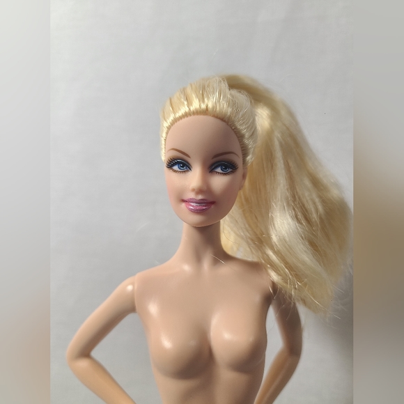 2010 Blonde Nude Model Muse Barbie  Avon Rose Splendor - Picture 2 of 5